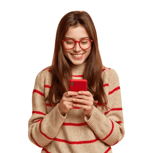Mulher profissional sorrindo e segurando celular para demonstrar facilidade do serviço digital